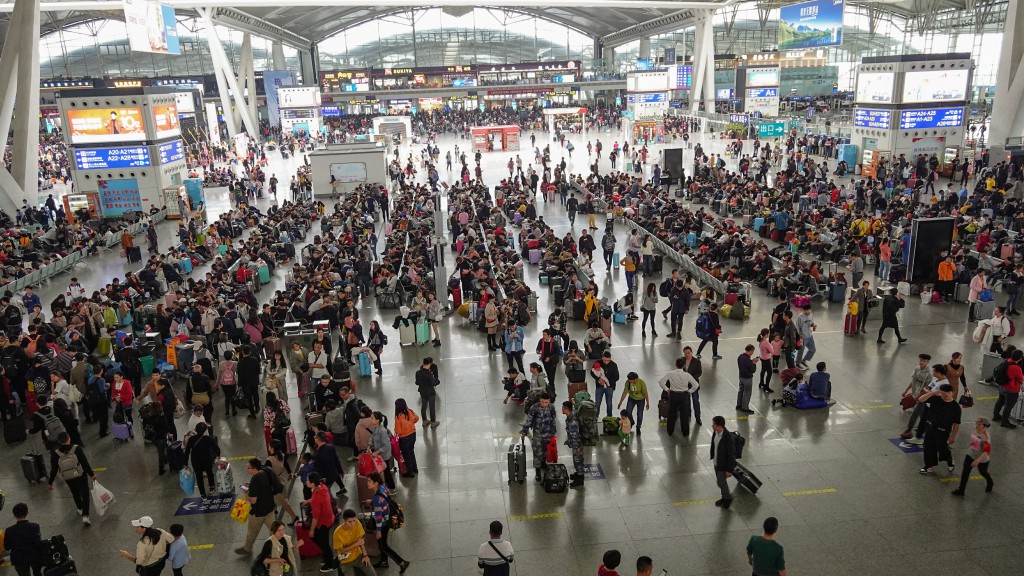 广州火车南站人潮涌动 人们提前错峰回家过年