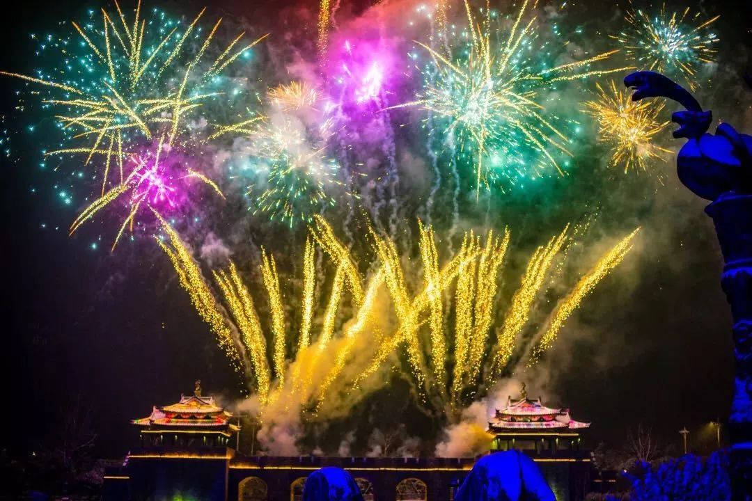 为所有人祈福来年好运92绚烂的烟花点亮山镇夜空篝火,火把,火圈