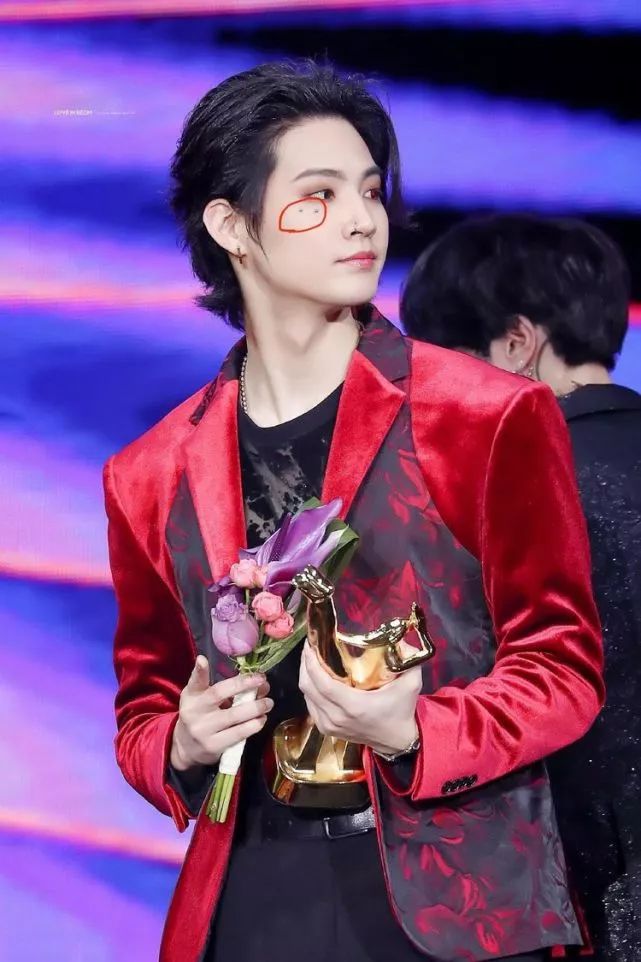 小野马泫雅打锁骨钉人体埋钉了解一下