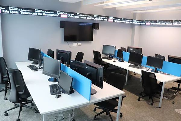 不明觉厉bcu商学院居然藏着一个模拟实盘交易室