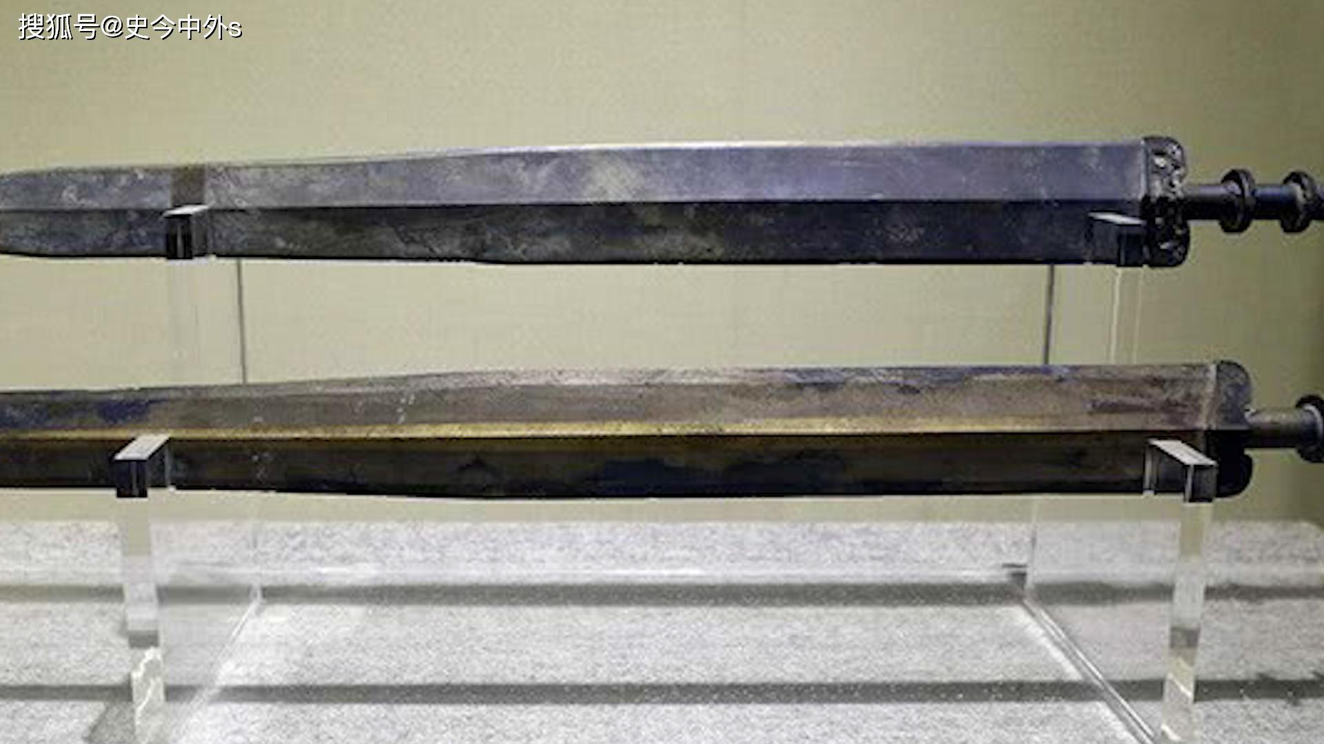 秦始皇陵出土青铜剑,被压弯了2000多年,拔出瞬间弹回