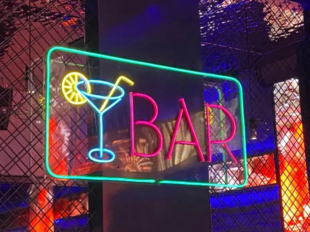 high翻天南开区这家新晋酒吧人均10喝过瘾阿拉伯水烟百威扎啤果酒太太