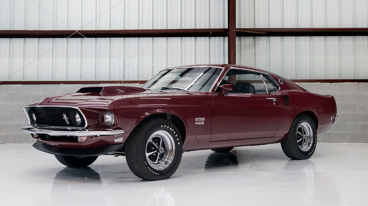 电影剧情中提到过john wick非常爱他的车,而这辆车是便是1969 ford