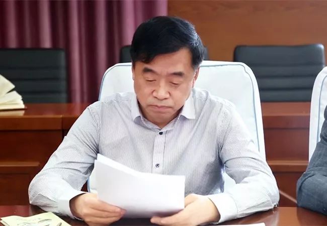 绥棱林业局有限公司党委书记,董事长凌长伟主持会议并讲话.