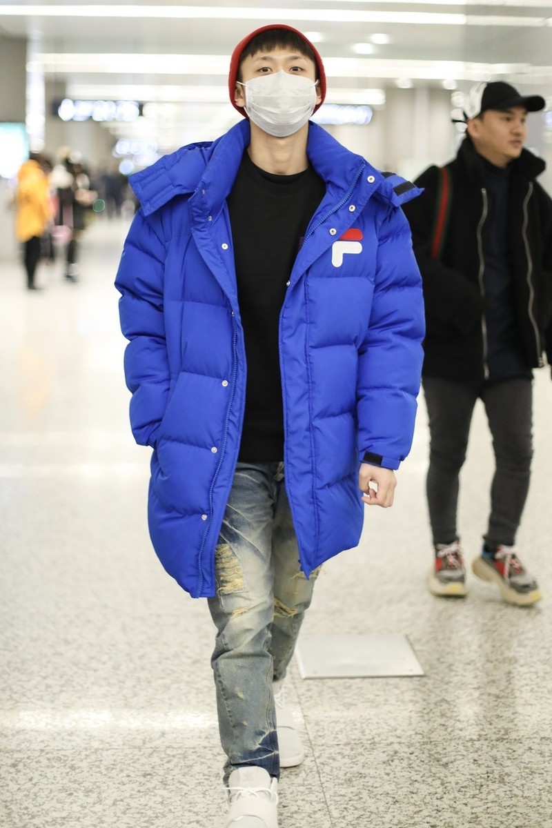 任嘉伦拼色羽绒服走机场包裹厚重不见好身材178cm身高腿真短