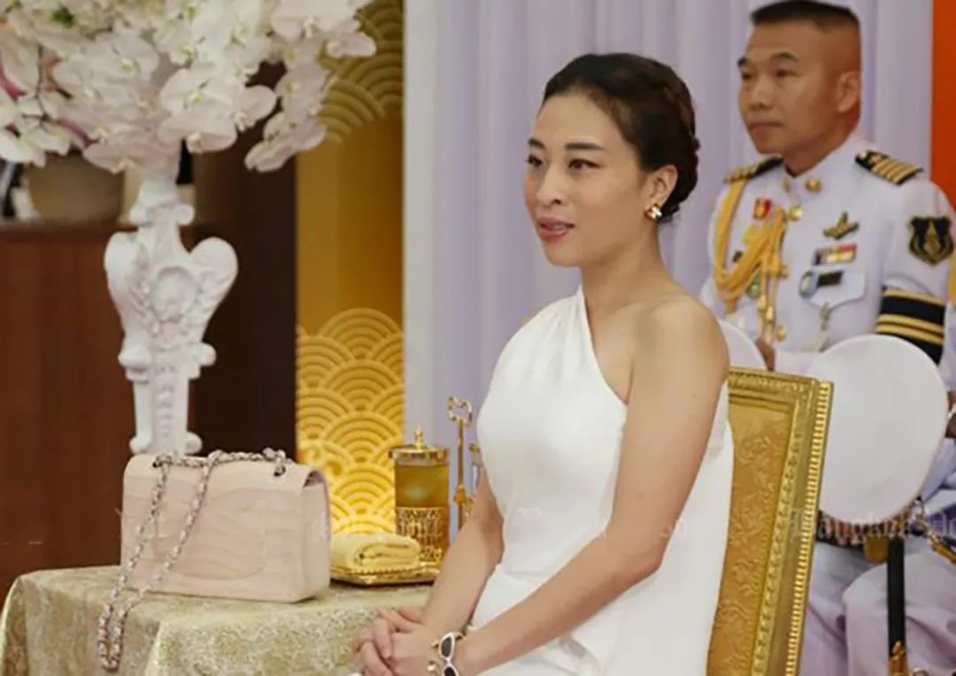 泰王大女儿脸皮薄,被选美冠军跪拜竟害羞了,看笑了一旁颂莎瓦丽