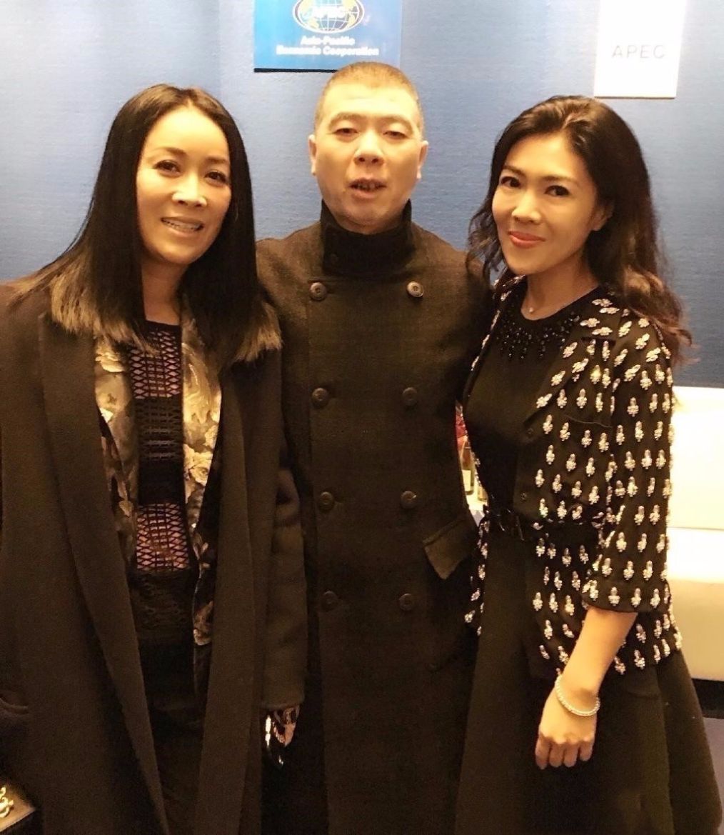 时尚大咖苏芒,49岁打扮一直很时髦,但没修图皮肤也很真实!