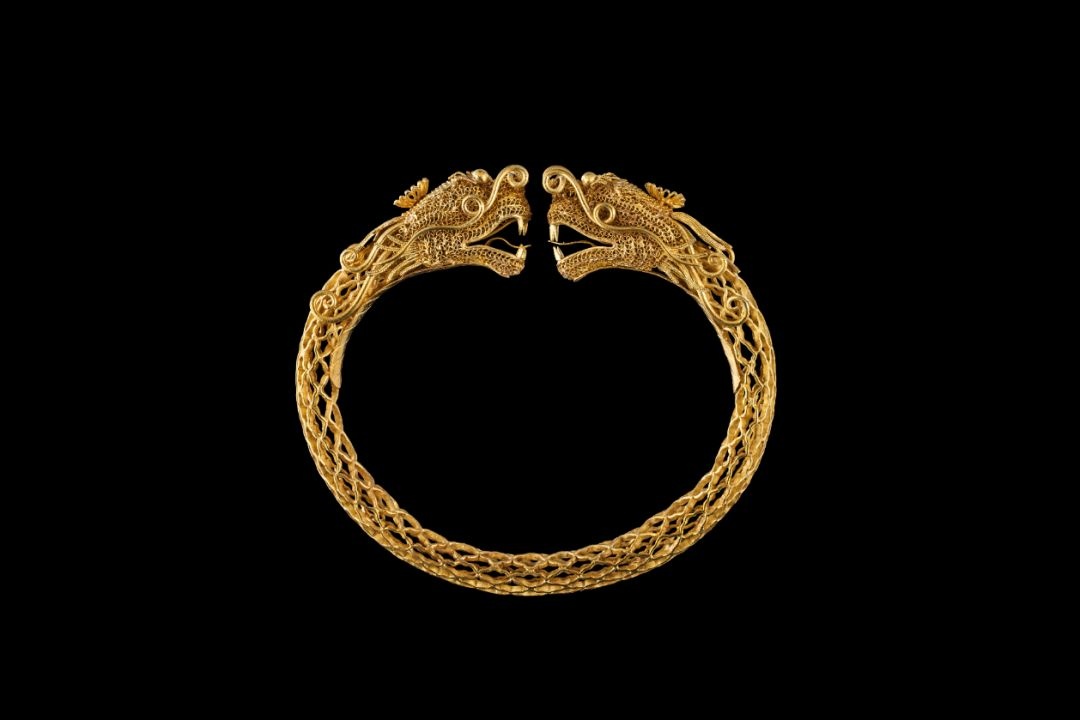 唯二的中式珍宝这枚金镯和红楼梦中,平儿弄丢的虾须镯很像▲展厅现场