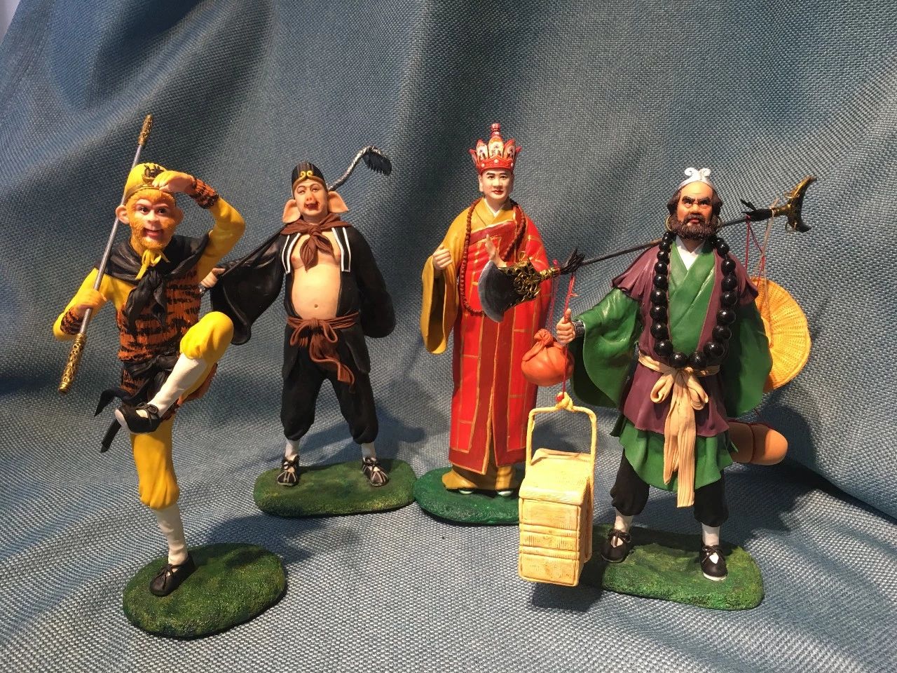 二师弟猪八戒扛着他的九齿钉耙,憨厚可爱;三师弟沙和尚肩挑着扁担任 