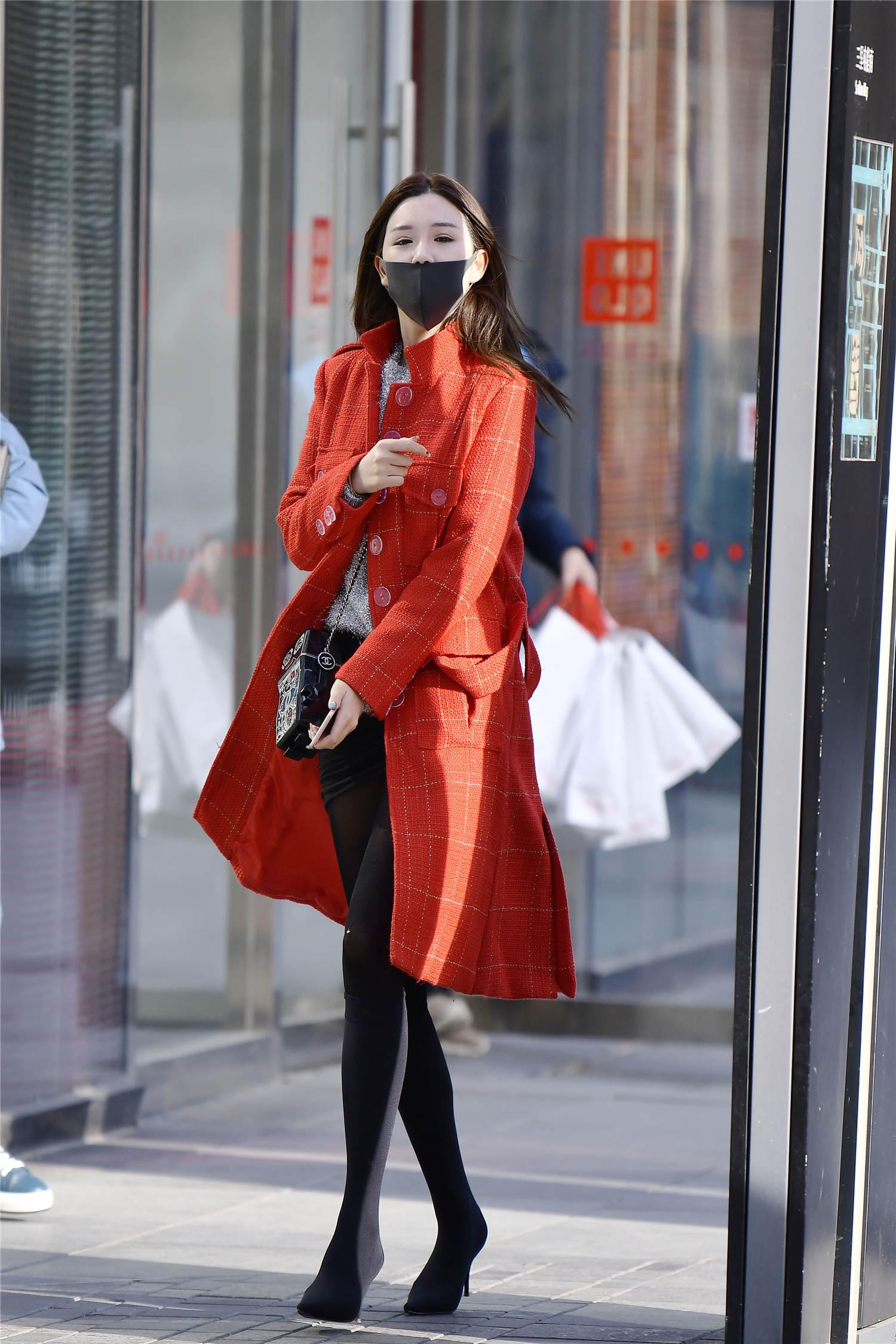 高跟袜靴搭配黑色丝袜,穿出神秘感,红色大衣保暖还时尚