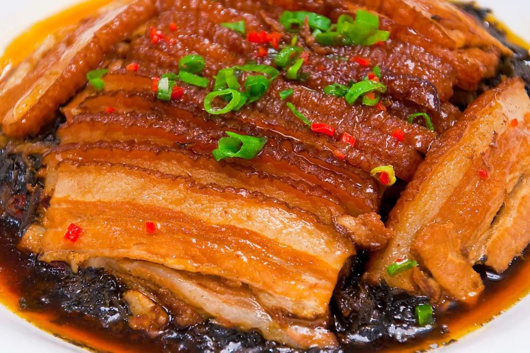梅菜扣肉为客家菜肴老三篇之一,颜色酱红油亮,汤汁黏稠鲜美,肉质软烂