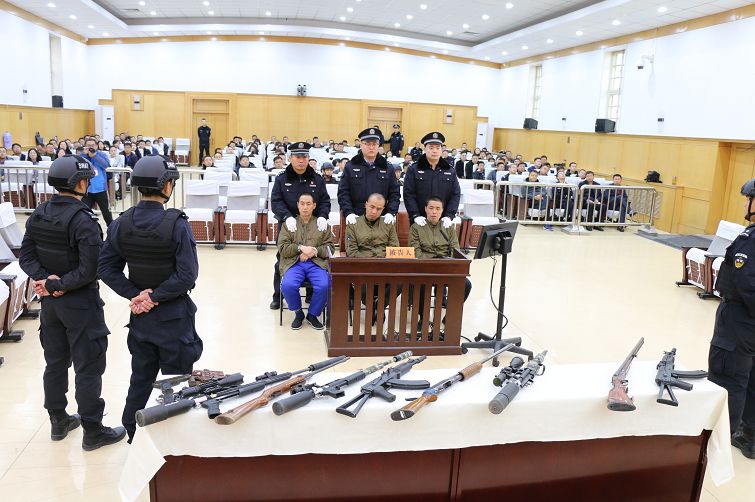 张家口黑社会"二肉","三肉"上了《法制日报》头版!