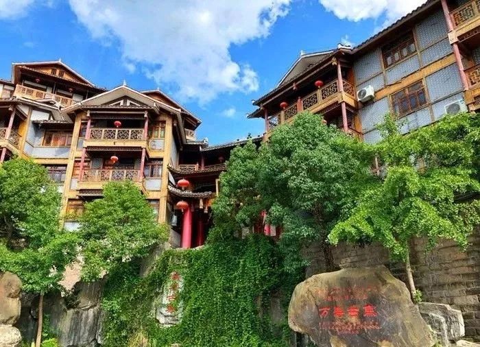 品尝美味十足的土家九大碗……冬天来万寿古寨,当古寨