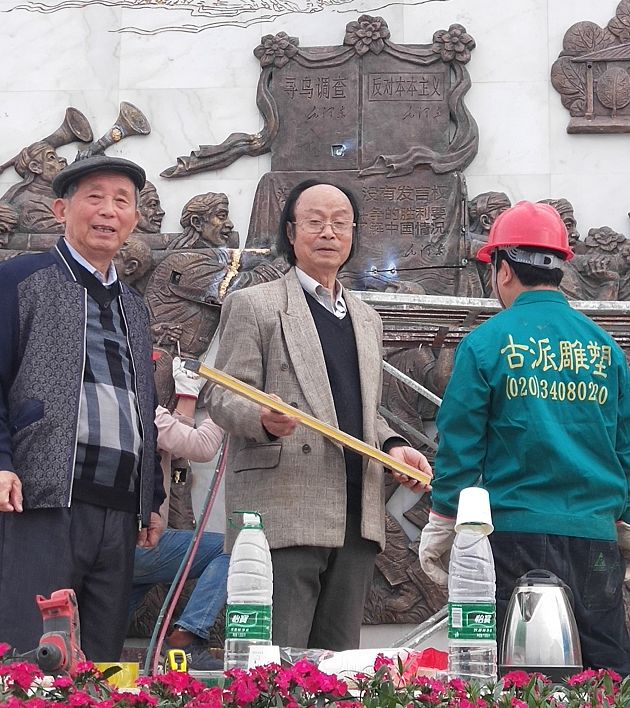 由县设计院规划,县住建局主建,著名雕塑家叶国良(中国美术家协会会员)