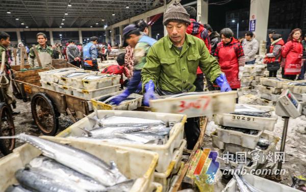 浙江宁波象山县石浦镇的中国水产城交易大厅人头攒动市场内一派繁忙