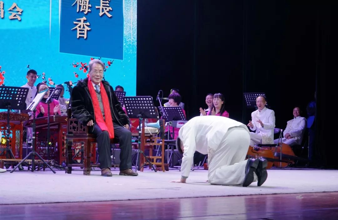 徒弟读拜师帖,向师父磕头向师父敬茶,献花师徒互赠礼物福利环节精彩的