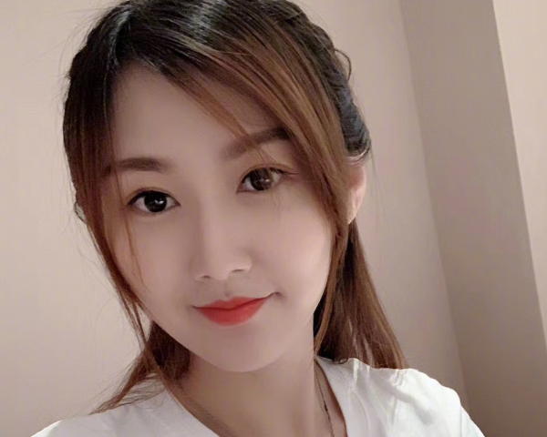 lol小苍尝试新风格照片:结果p图过度了?年轻的红色娘子军_解说