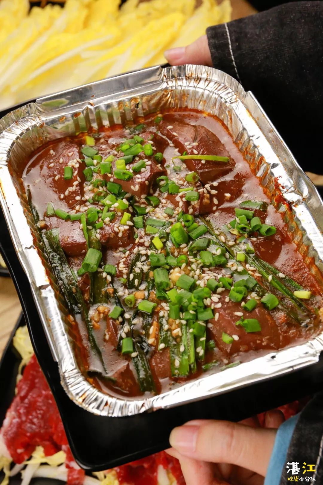 很少能在烧烤店吃到猪红,这道锡纸韭菜猪红就必点,锡纸烧烤完美地保留