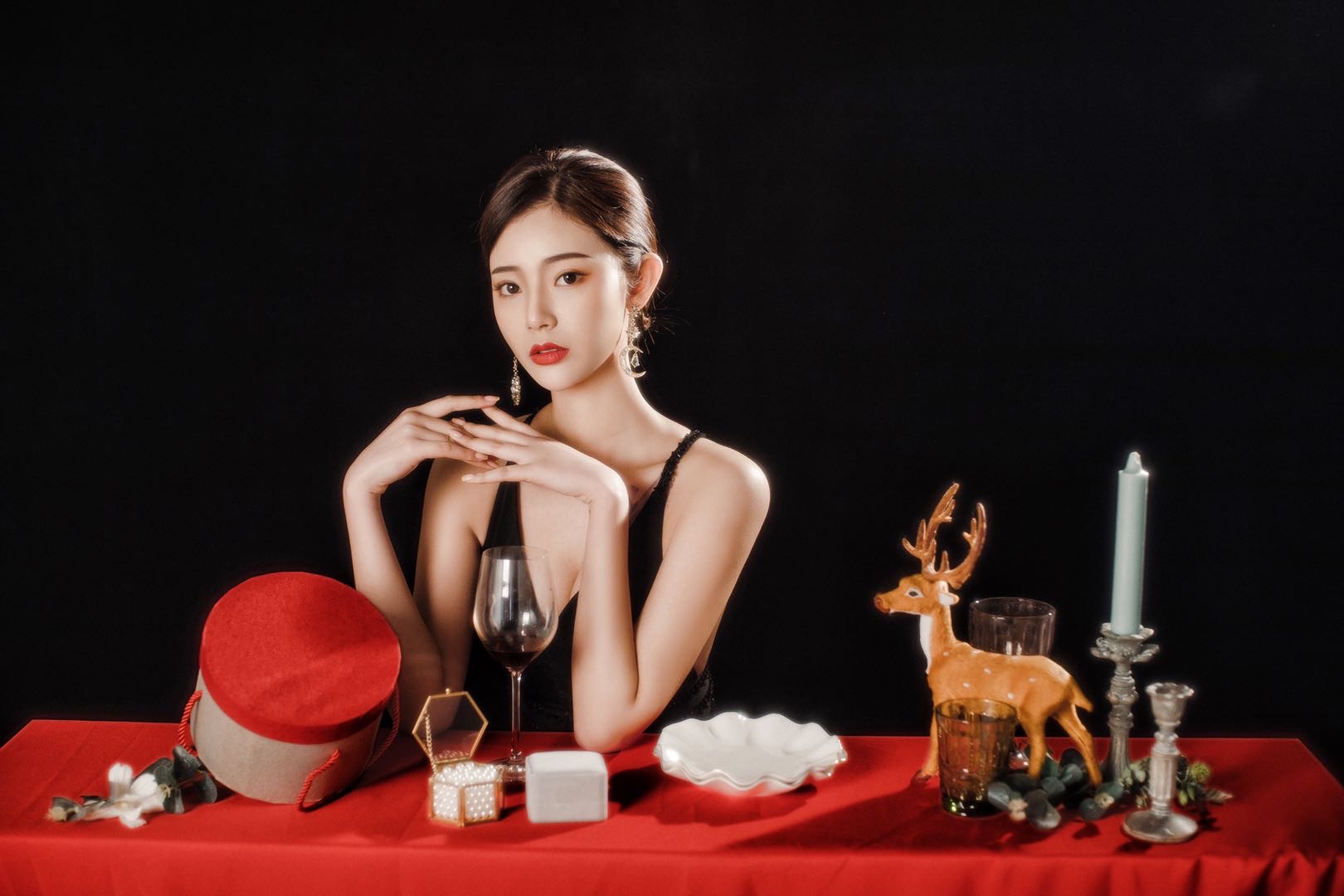 95后美女演员王星辰最新写真，风格大胆-搜狐大视野-搜狐新闻