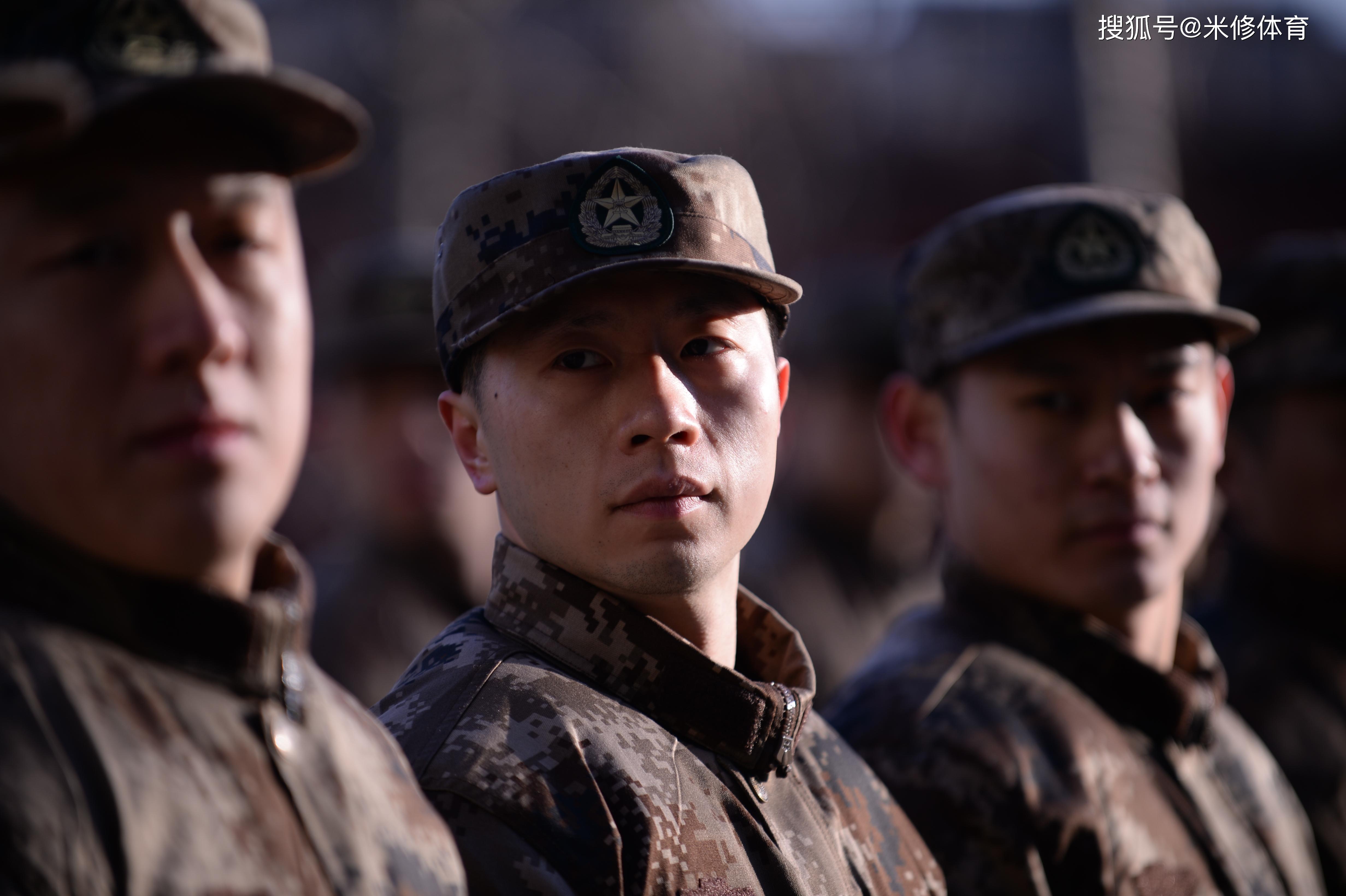 原创国乒军训马龙帅气敬军礼刘诗雯上厕所被要求打报告表情亮了