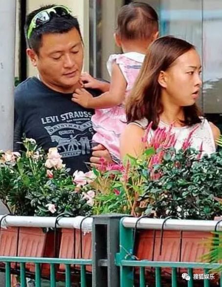 娱乐日报exo金钟大结婚威廉哈里疑断绝关系魏骏杰妻子被曝出轨