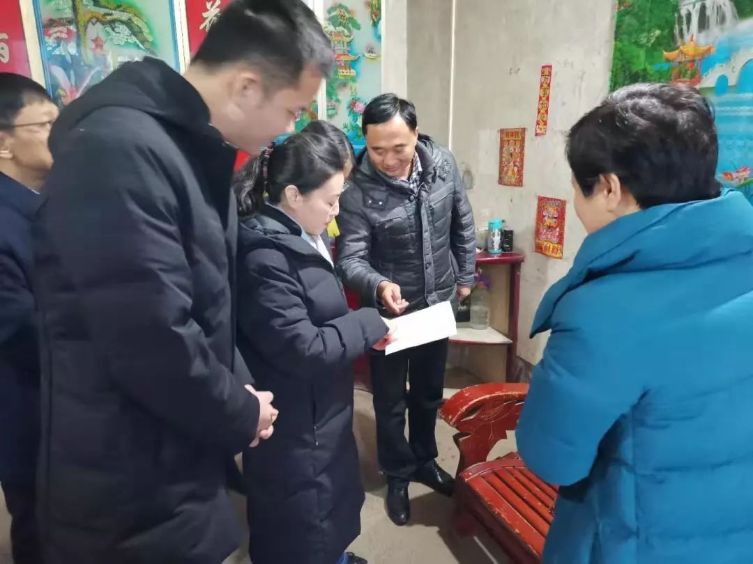 杨婷一行到光山县十里镇走访慰问贫困群众