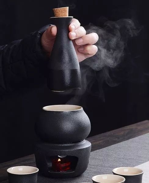 段话,总是忍不住在脑海中构画出一幅画来:屋外寒风凛冽,屋内炉火正旺