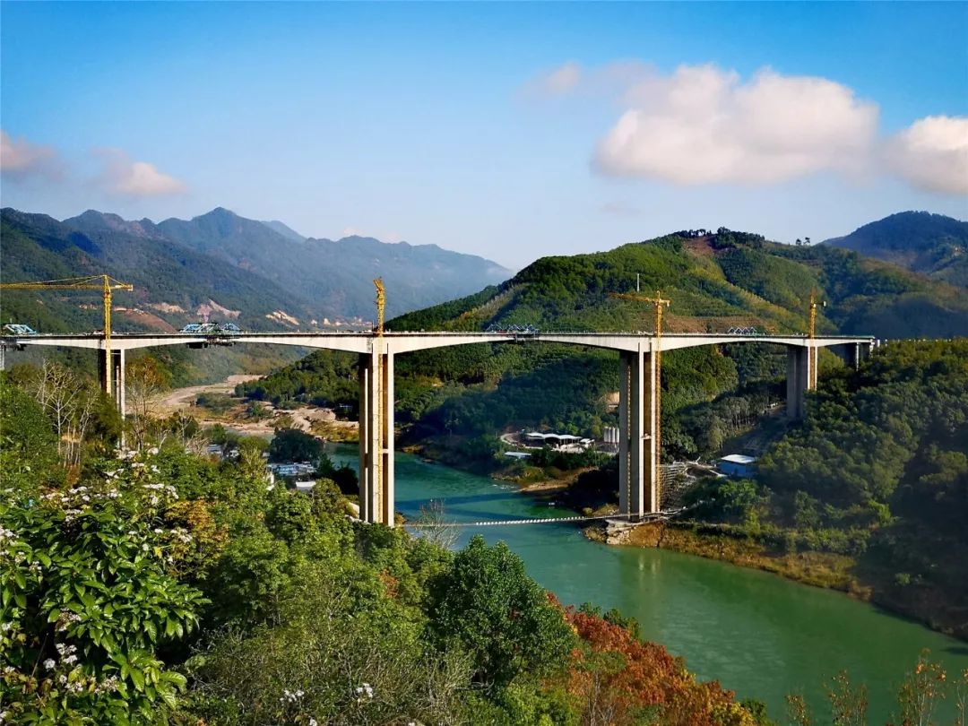 最新进展澜沧江大桥主跨成功合龙墨临高速公路预计年内通车