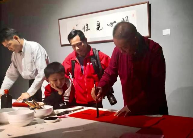 卢艺明清家具暨钟健雄书画作品展恩州奇石精品展开幕