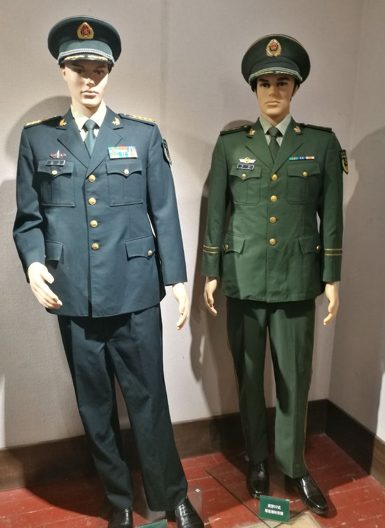 精彩的解放軍軍服暨軍隊徽章展在雲南講武堂開幕了