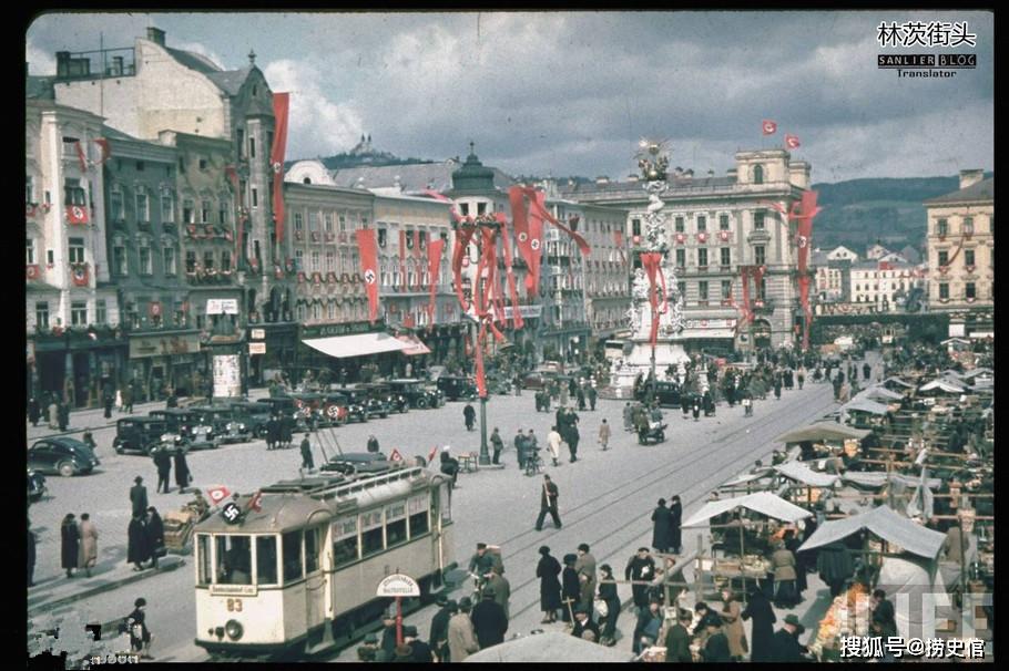 1938年德国,奥地利纳粹党合并现场照,林茨街头挂着糊弄国民的标语