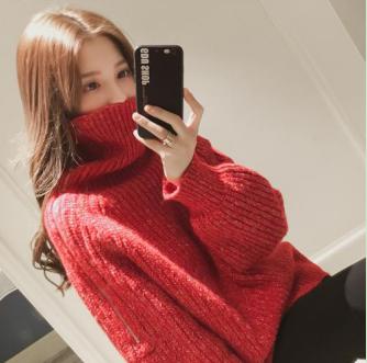 74红色下装下装的单品,无非就两种,裤子或裙子.