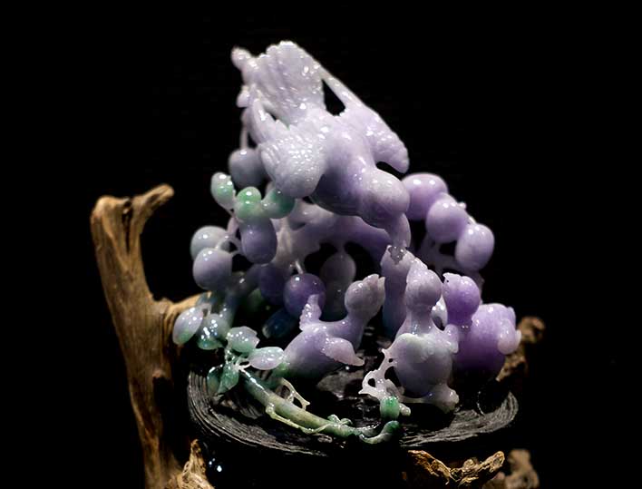 杨丽辉展现玉雕之美传播翡翠文化