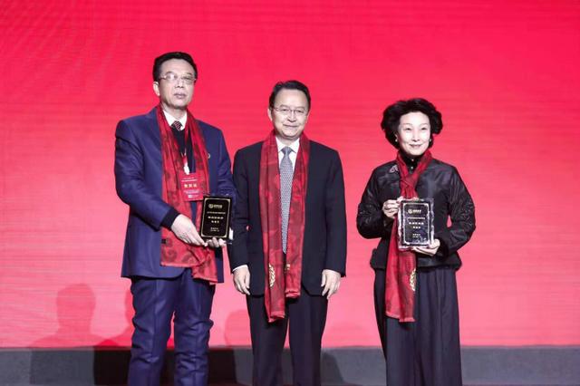 秦商助力脱贫攻坚特别贡献奖",秦商总会会长,正大制药集团总裁郑翔玲