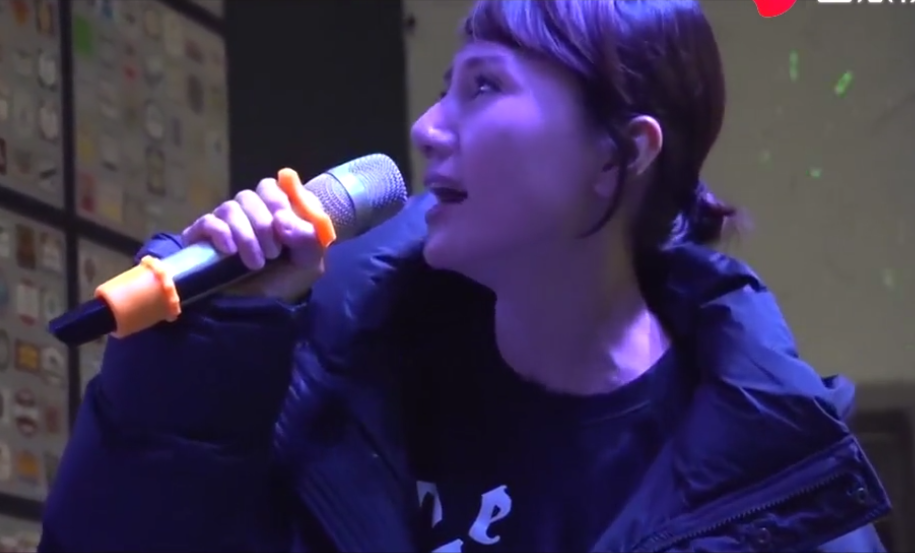 袁泉素颜唱歌没修图的皮肤很真实穿的也是普通羽绒服