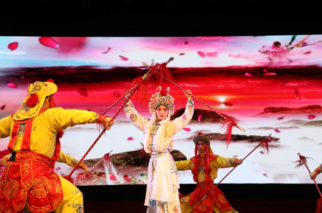 满梨园》 主唱:黄金朝 陈嘉 陈乙畅 胡欣妍 表演:汪媛锡剧《玉蜻蜓》