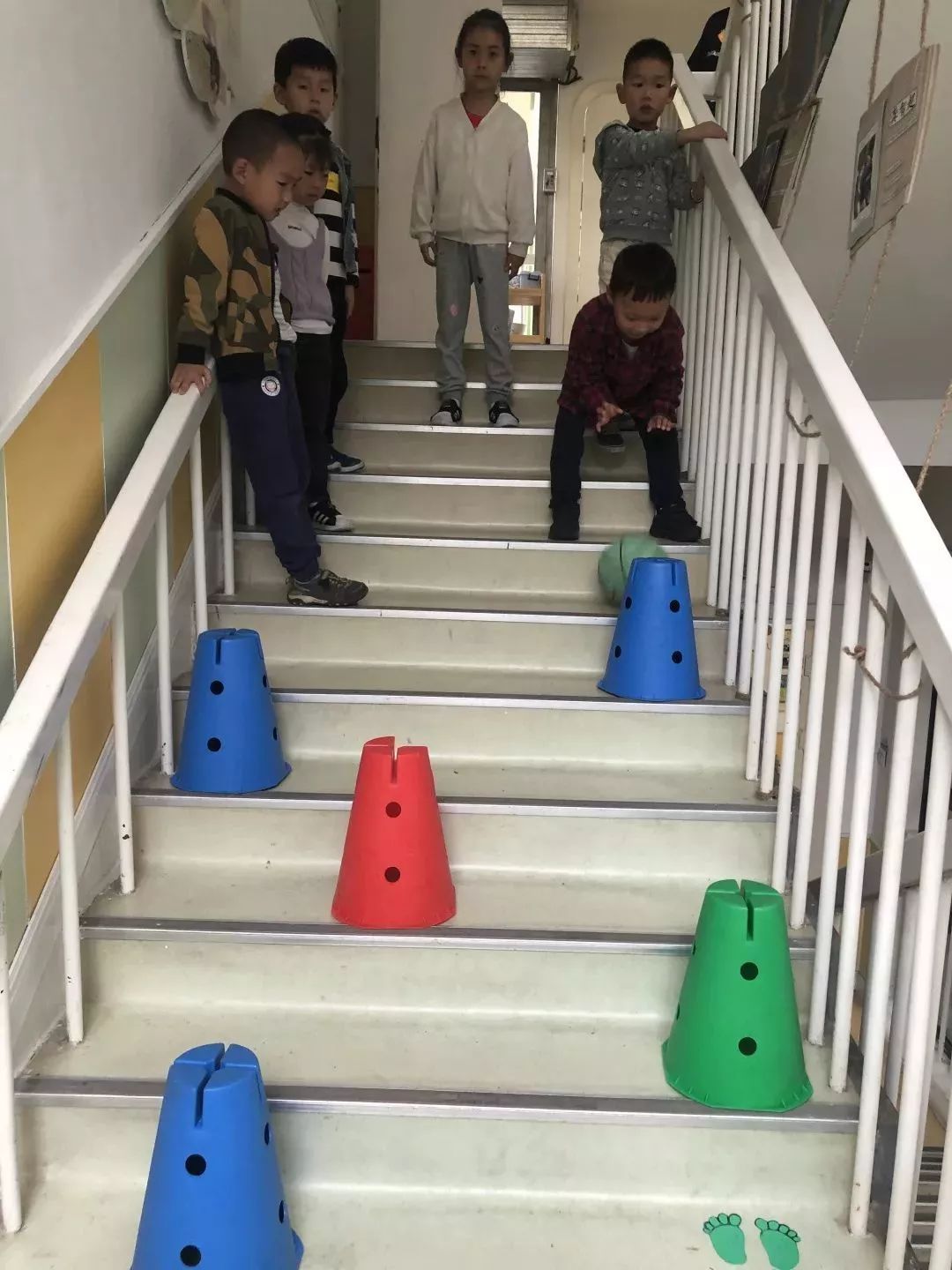 把空荡荡的楼梯变成游乐场,这里的孩子个个都是"天才游戏设计师"!