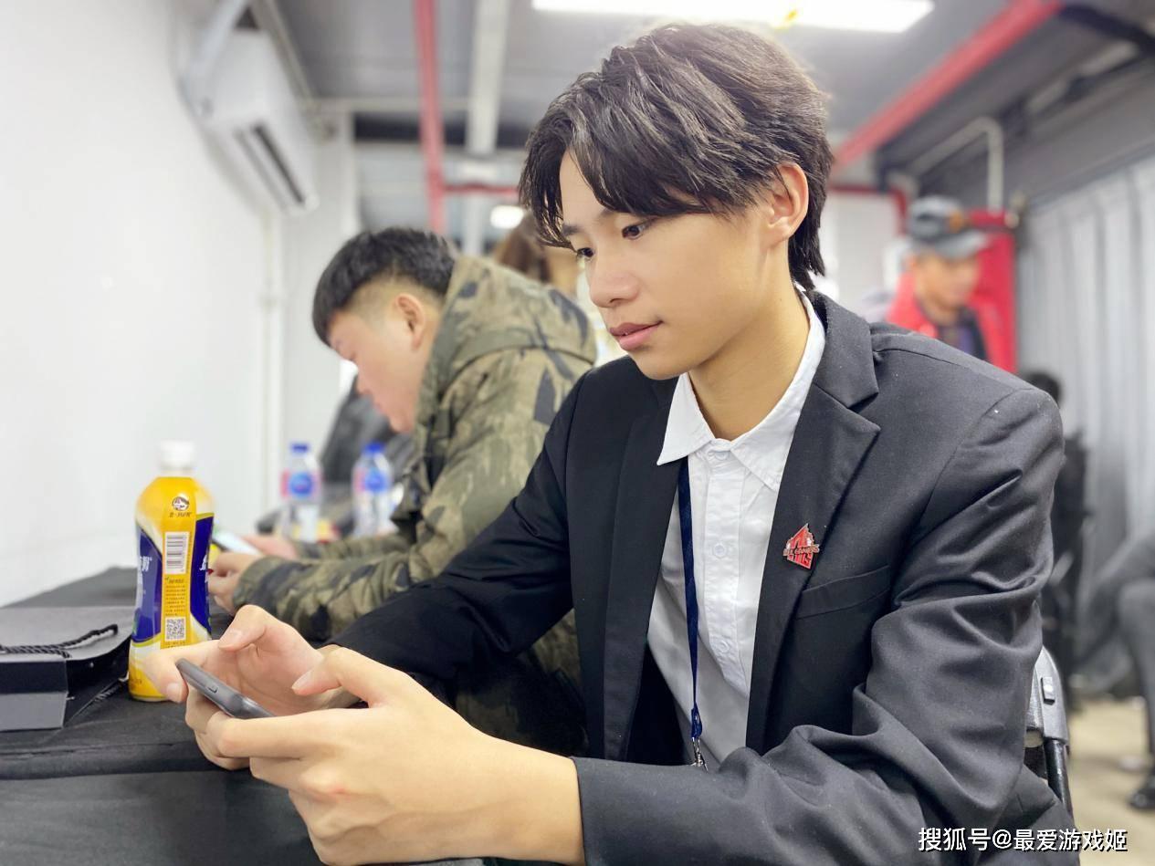 王者荣耀ag超玩会蓝柚直播透露无痕去向阿泰或将转型做教练