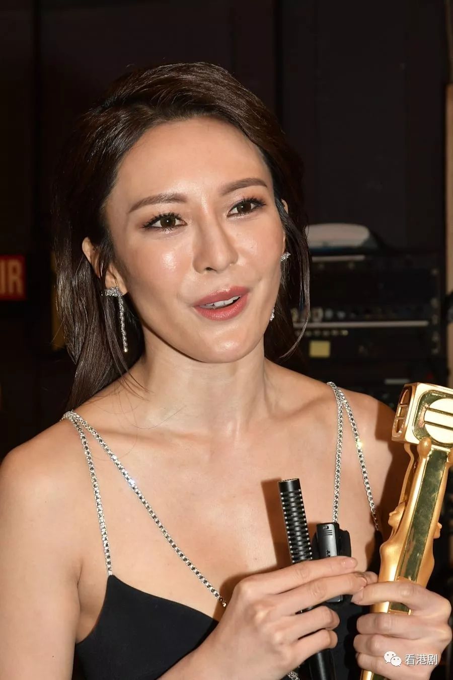 李施嬅杨千嬅夺最受欢迎女角色张振朗张曦雯夺得男女飞跃奖