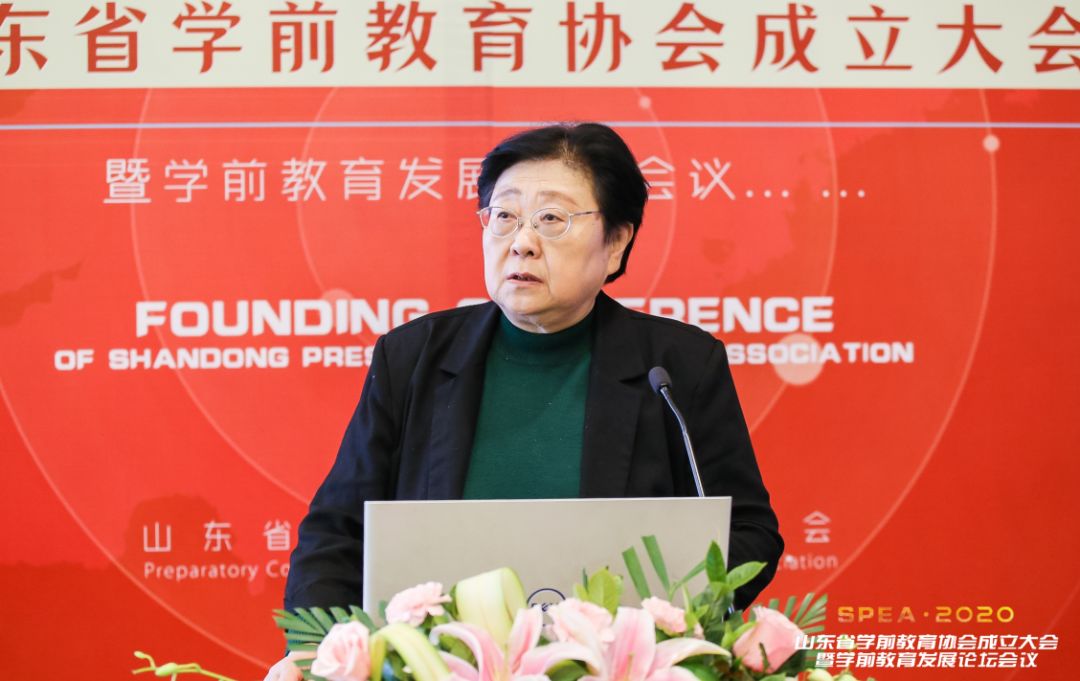 华东师范大学阎水金教授为到会的嘉宾开启了《现代幼儿园管理发展趋势