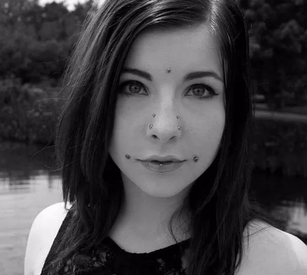 小野马泫雅打锁骨钉人体埋钉了解一下