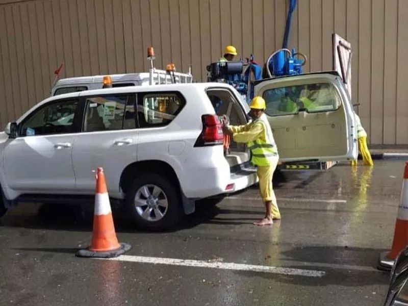 迪拜因下雨发生了近2000起交通事故