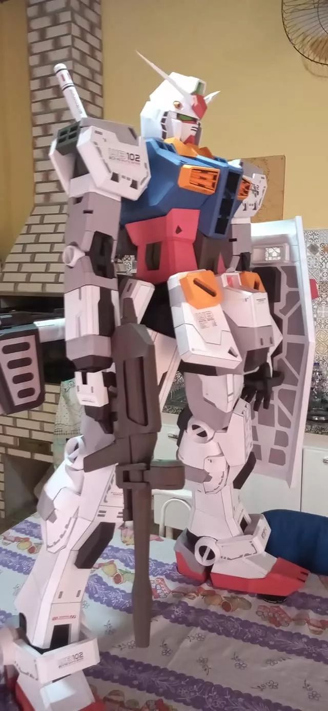 为期3月制作一米高纸模高达rx782