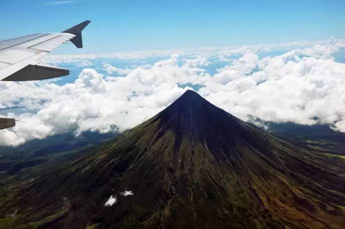 菲律宾塔尔火山爆发马尼拉机场关闭大量航班受影响请注意安全