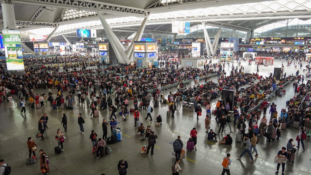 广州火车南站人潮涌动 人们提前错峰回家过年