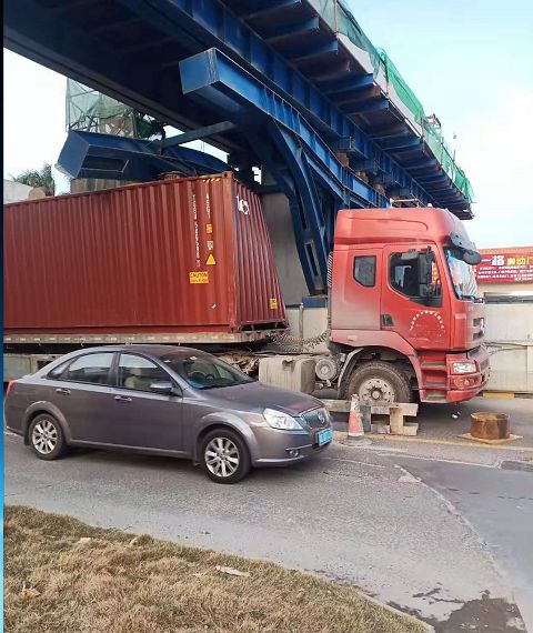 大货车撞塌坦洲快线施工钢梁保守估计损失30万