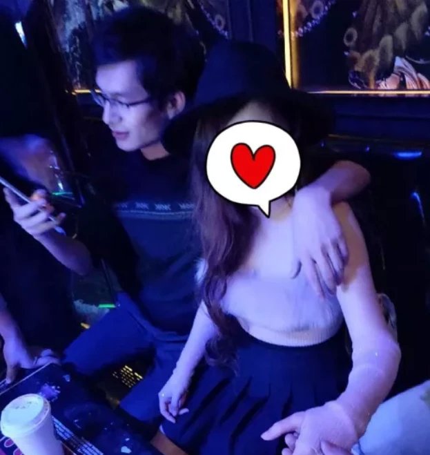 斗鱼主播梦蝶线下聚餐互动拥抱可以上手也行聚会片被曝光