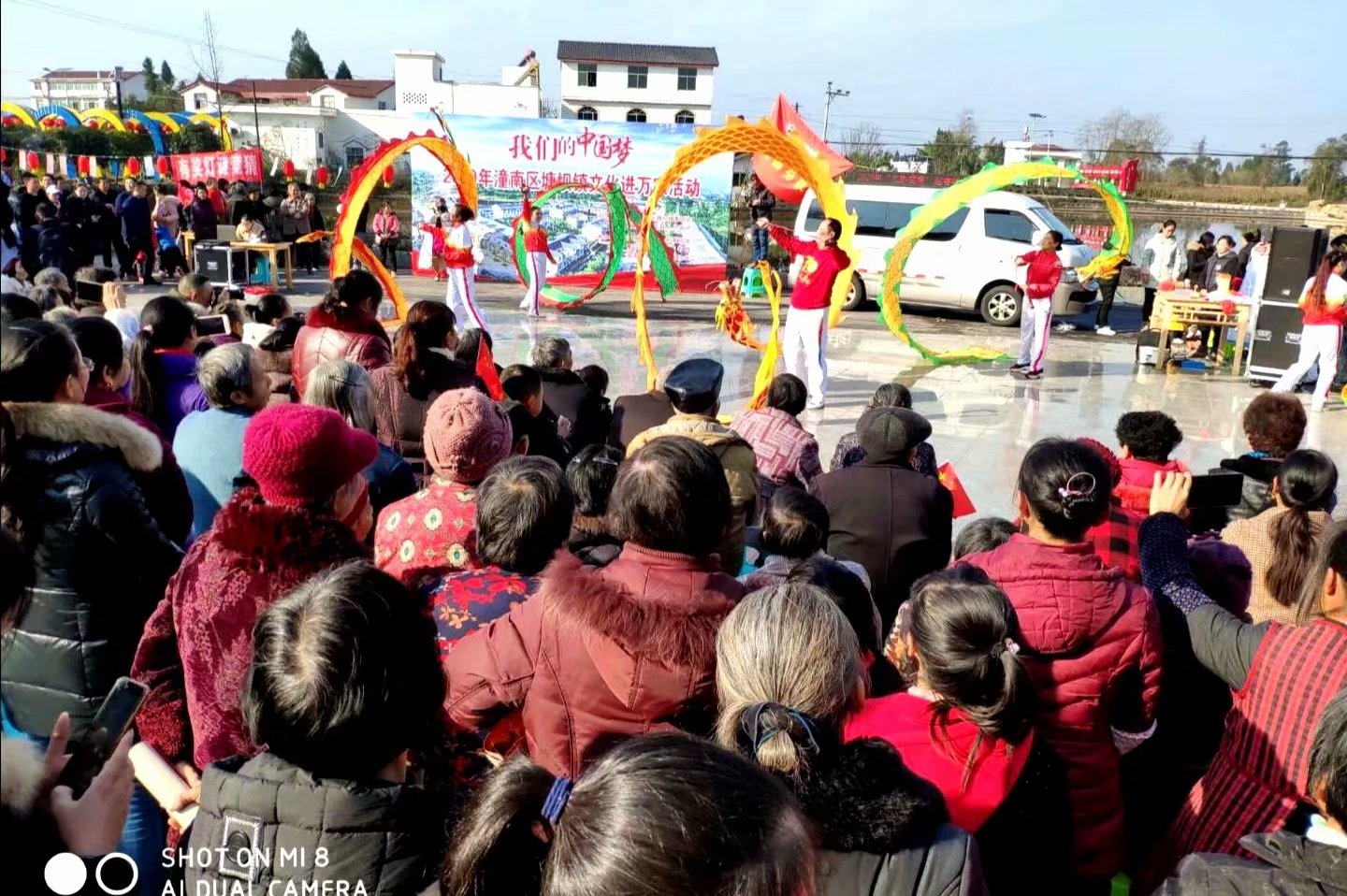 近日,一群载歌载舞,欢声笑语的文艺爱好者在乡村院坝与潼南区塘坝镇天