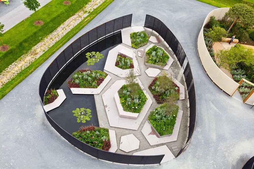 这个240㎡花园由大小不一的不规则六边形组成它的设计灵感来源于瑞典