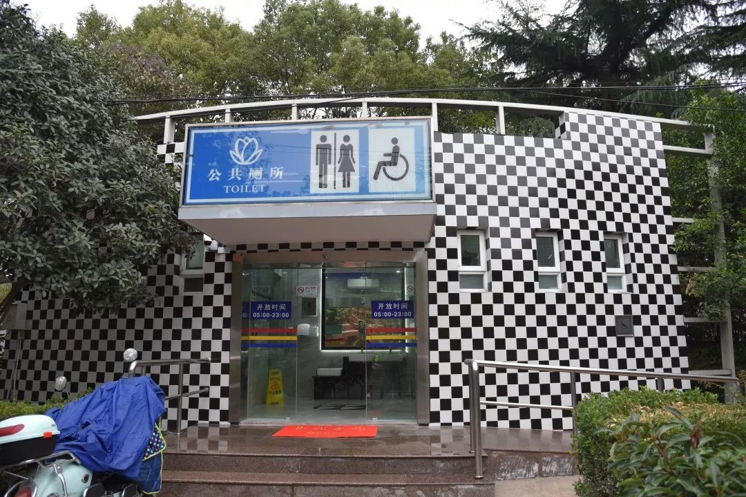 只是这些公厕都各有特色进行了提升改造九亭镇对其管理的8座公共厕所